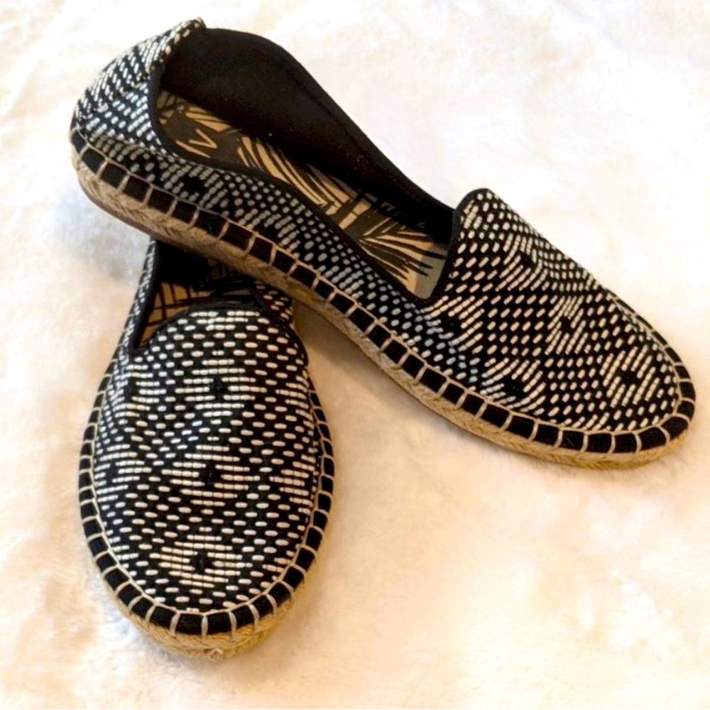 🔥NWOT DW SLIP ON BOHO TRIBAL INDIAN  BLACK CREAM CANVAS TOM LIKE SHOES 8.5